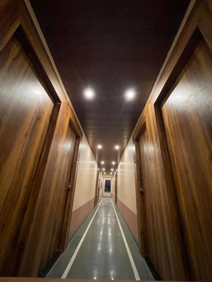 סילבאסה Hotel Vardhan מראה חיצוני תמונה